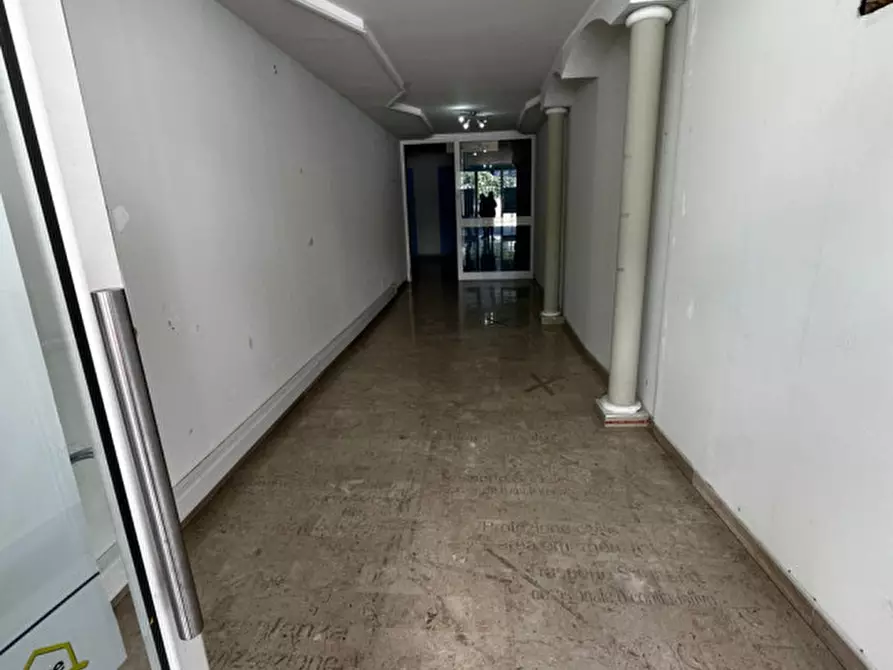 Immagine 2 di Negozio in affitto  in VIALE ISTRIA, 16 a Andria