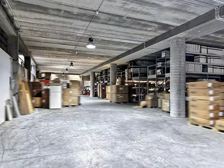 Immagine 17 di Magazzino in vendita  in Via Vecchia Carmiano, N. 2 a Lecce