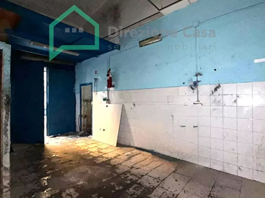 Immagine 1 di Negozio in affitto  in VIA PARMA a Napoli