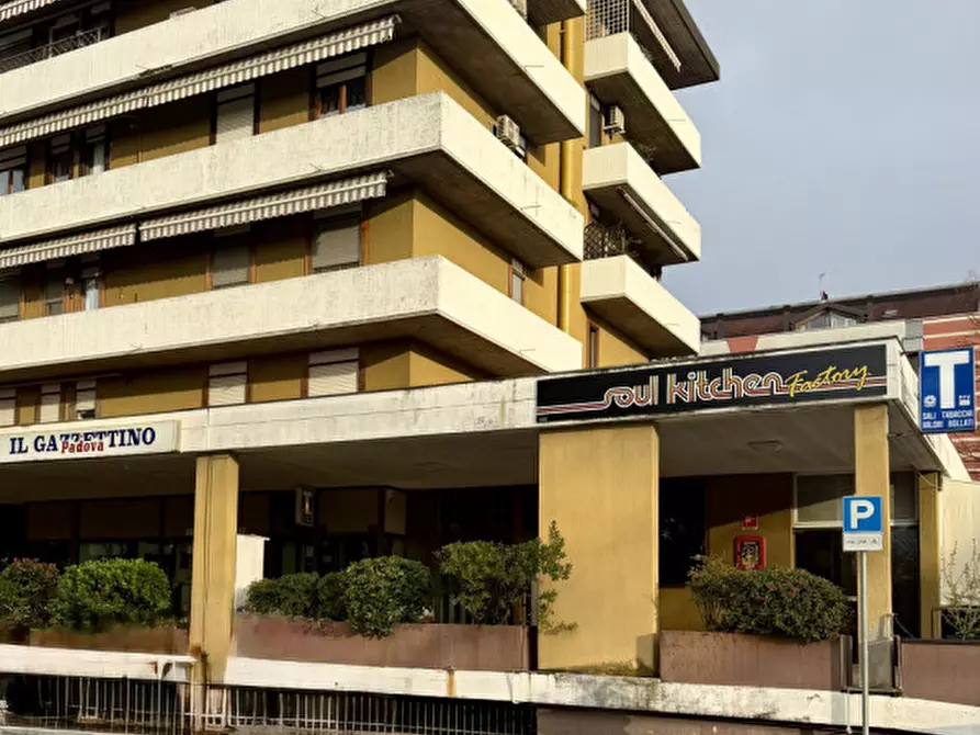 Immagine 2 di Negozio in vendita  in Via Giorgione a Albignasego
