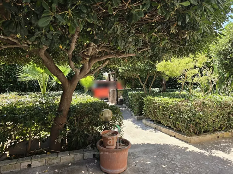Immagine 2 di Villa in vendita  a Lecce