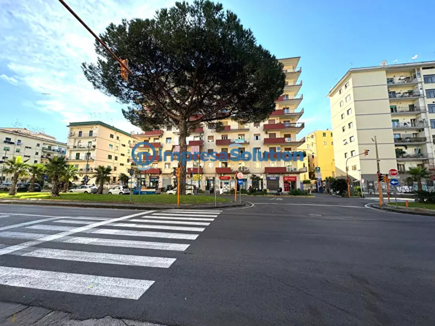 Immagine 1 di Negozio in affitto  in Via Sebastiano Veniero a Napoli