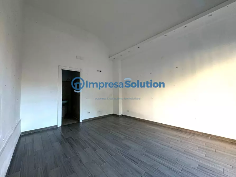 Immagine 7 di Negozio in affitto  in Via Sebastiano Veniero a Napoli