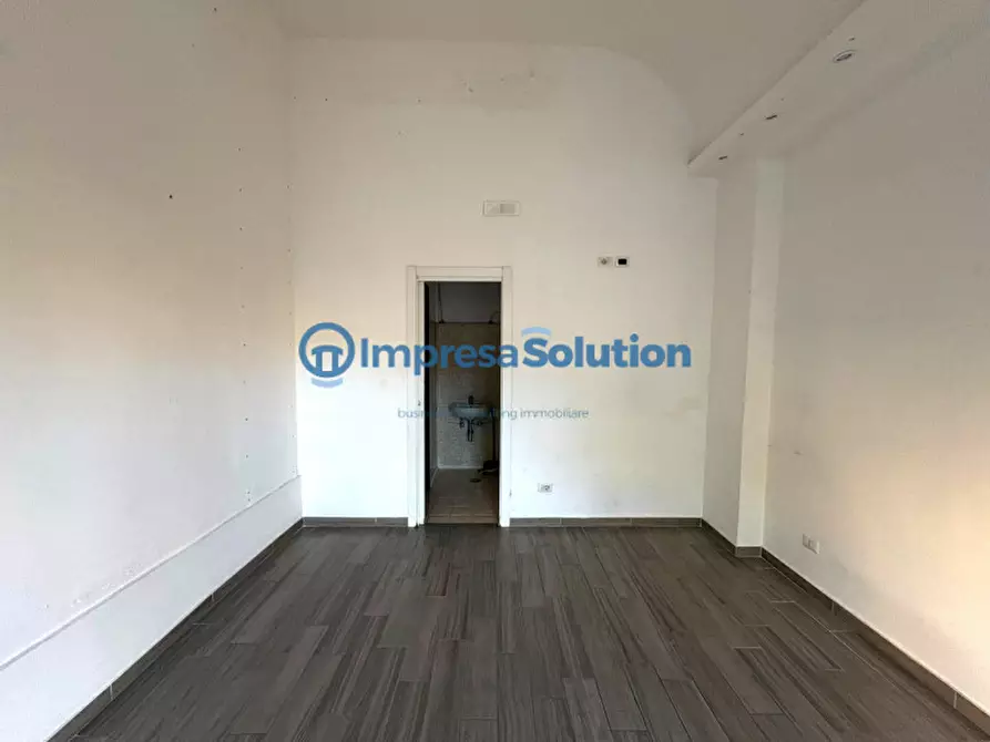 Immagine 8 di Negozio in affitto  in Via Sebastiano Veniero a Napoli