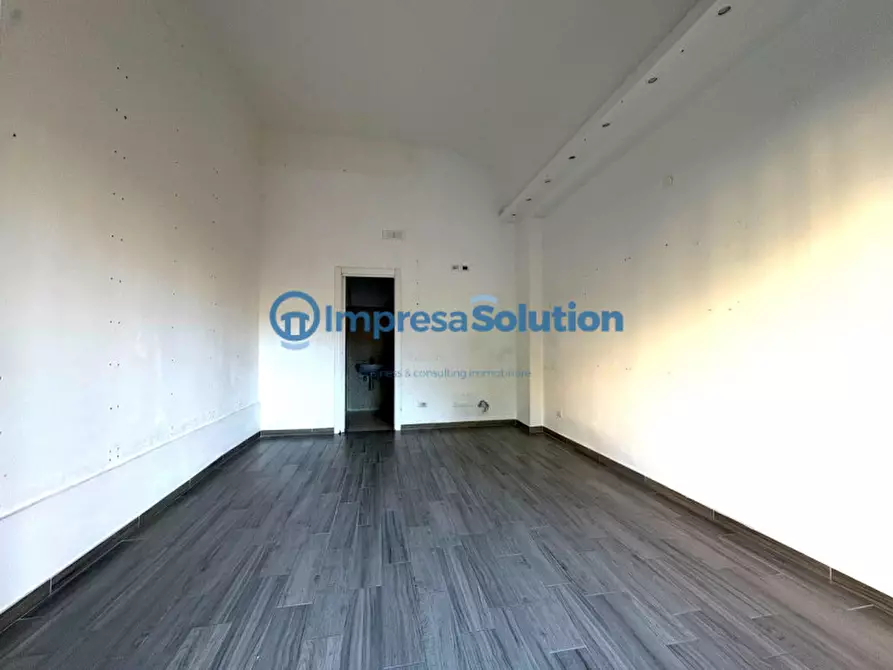 Immagine 10 di Negozio in affitto  in Via Sebastiano Veniero a Napoli