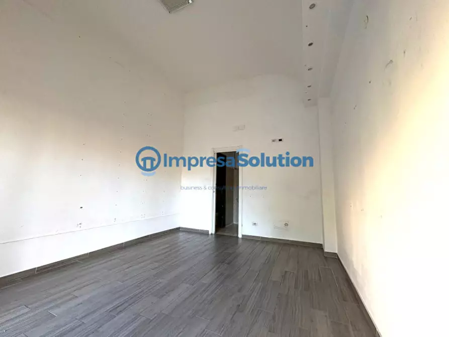 Immagine 11 di Negozio in affitto  in Via Sebastiano Veniero a Napoli