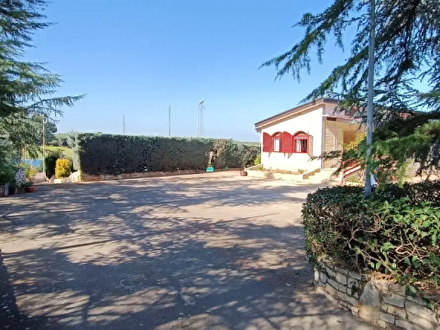 Immagine 1 di Villa in vendita  in via castel del monte a Andria