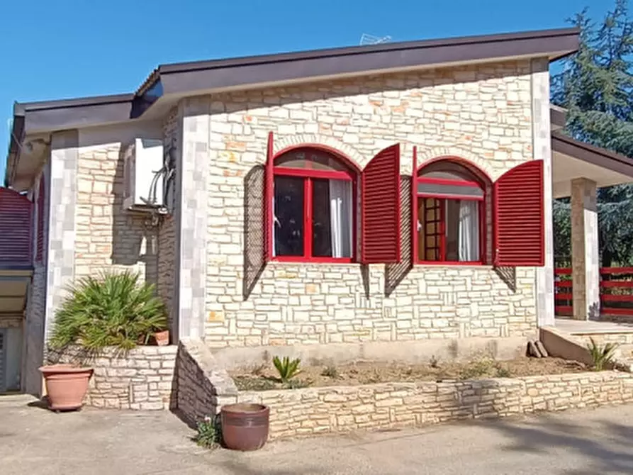 Immagine 4 di Villa in vendita  in via castel del monte a Andria