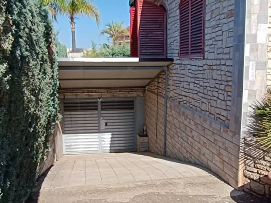 Immagine 5 di Villa in vendita  in via castel del monte a Andria