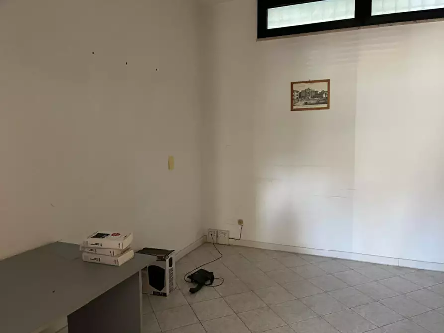 Immagine 16 di Negozio in affitto  in Via San Marcello Pistoiese a Roma