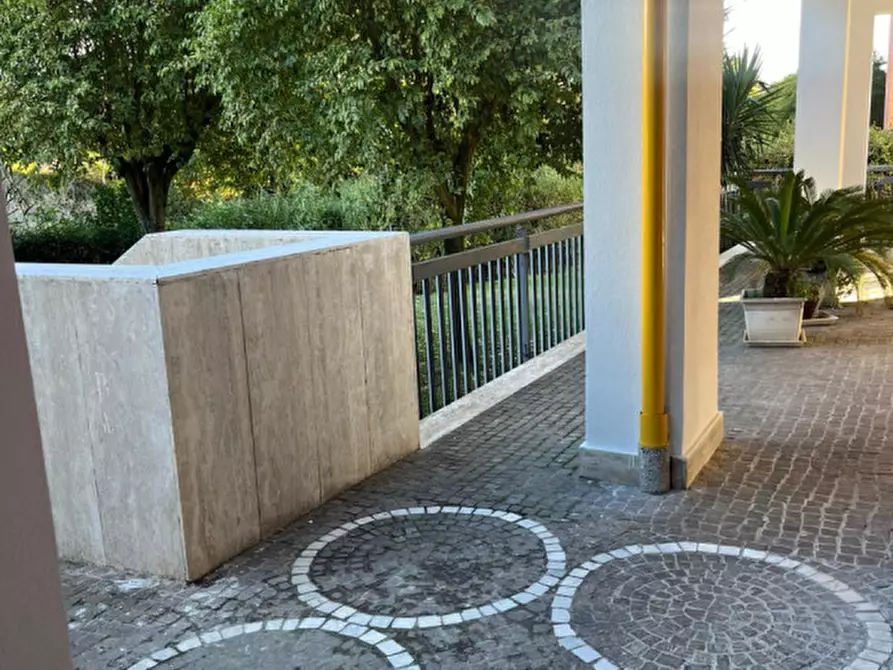 Immagine 29 di Negozio in affitto  in Via San Marcello Pistoiese a Roma