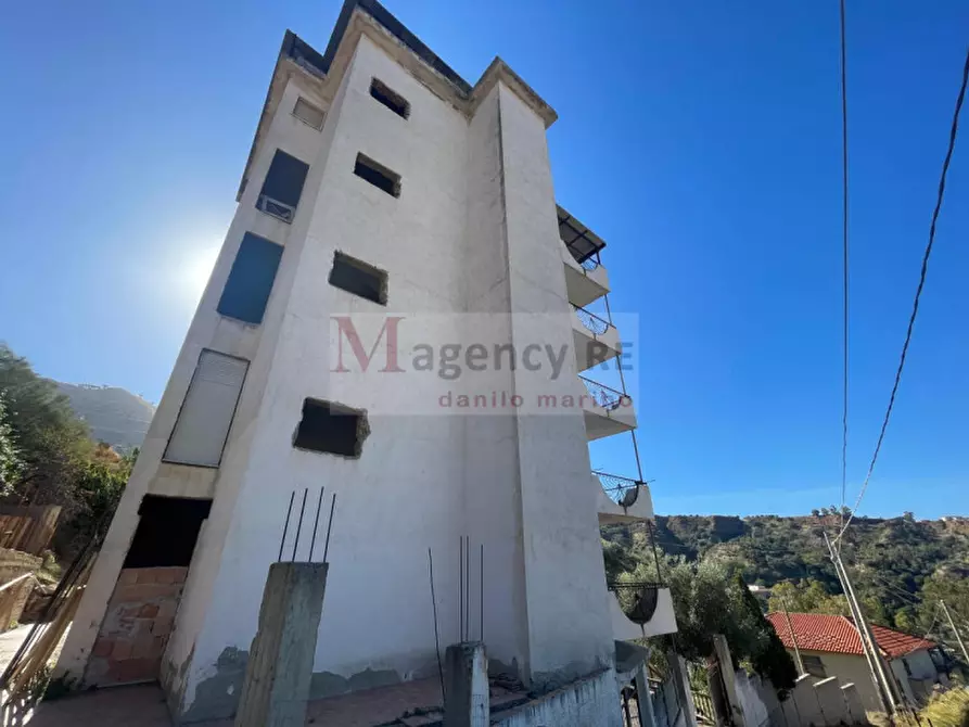 Immagine 3 di Palazzo in vendita  in Str. Santa Venere Gambarie, 38 a Reggio Di Calabria