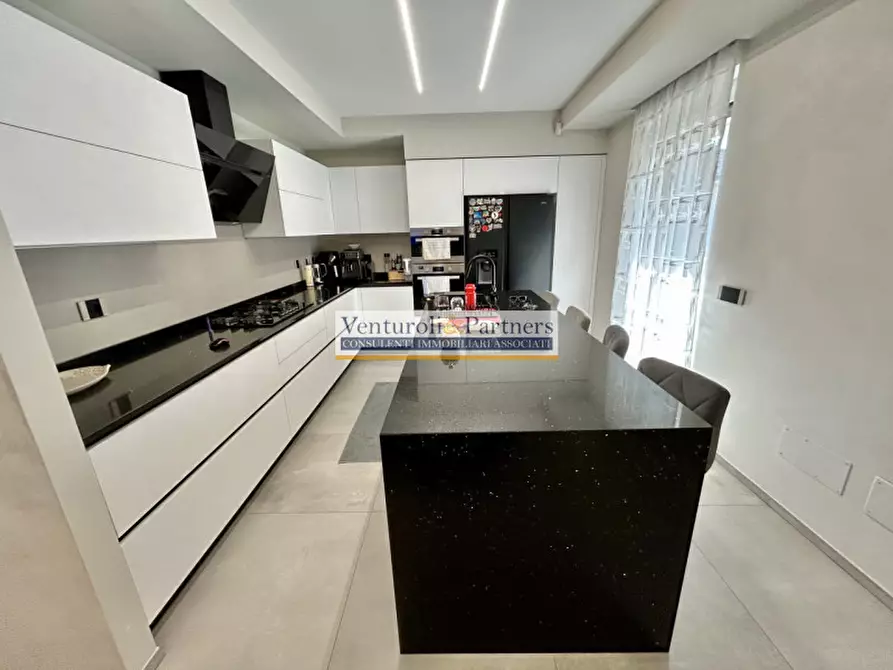 Immagine 8 di Appartamento in vendita  in Via Cassio a Desenzano Del Garda