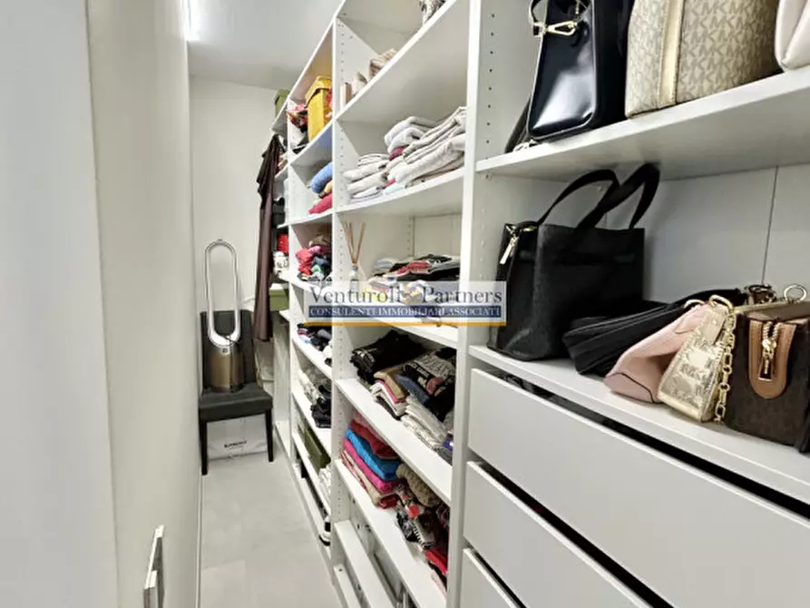 Immagine 13 di Appartamento in vendita  in Via Cassio a Desenzano Del Garda