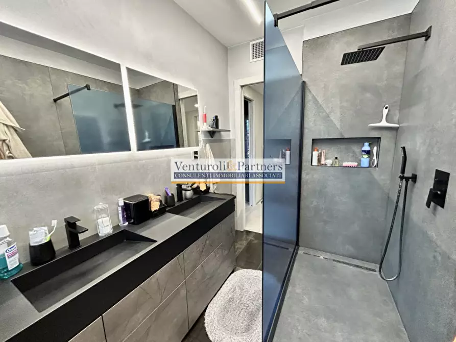 Immagine 17 di Appartamento in vendita  in Via Cassio a Desenzano Del Garda