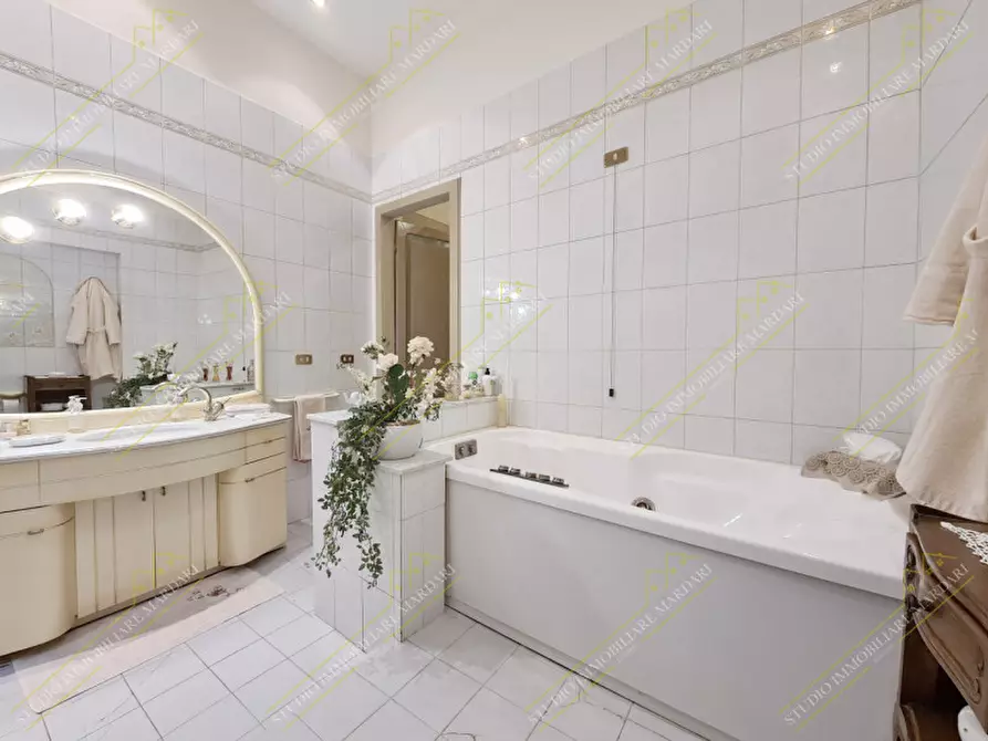 Immagine 13 di Appartamento in vendita  in Viale Caduti in Guerra a Modena