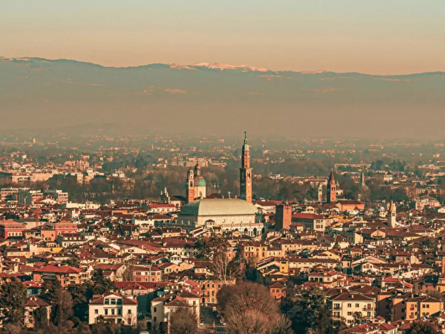 Immagine 16 di Casa indipendente in vendita  a Vicenza