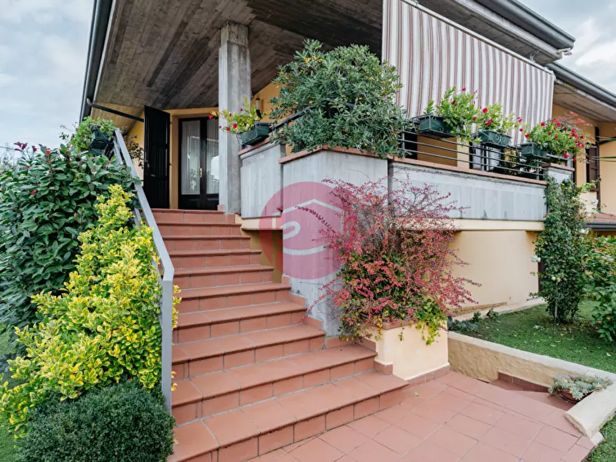 Immagine 1 di Villa in vendita  a Savignano Sul Rubicone