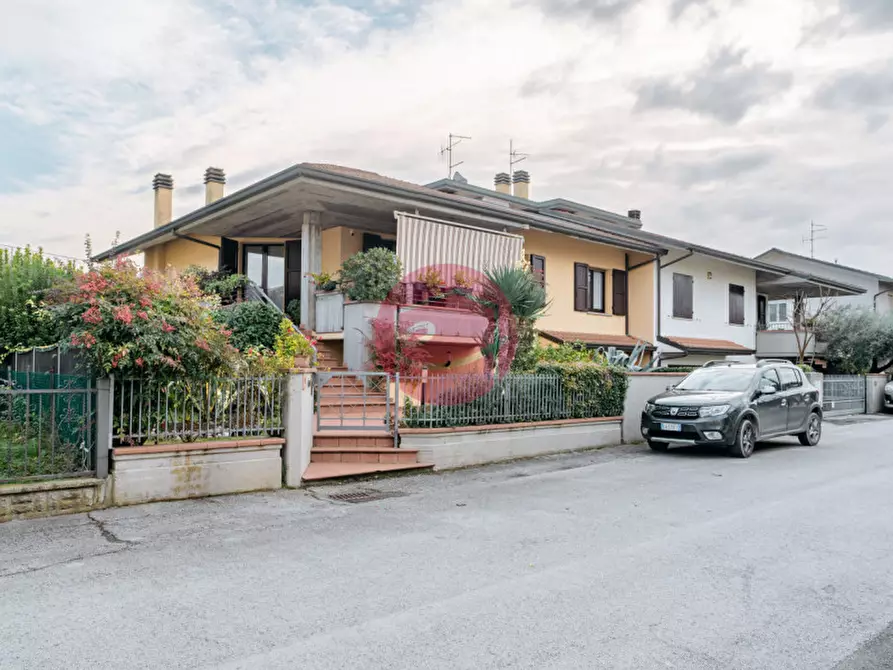 Immagine 2 di Villa in vendita  a Savignano Sul Rubicone