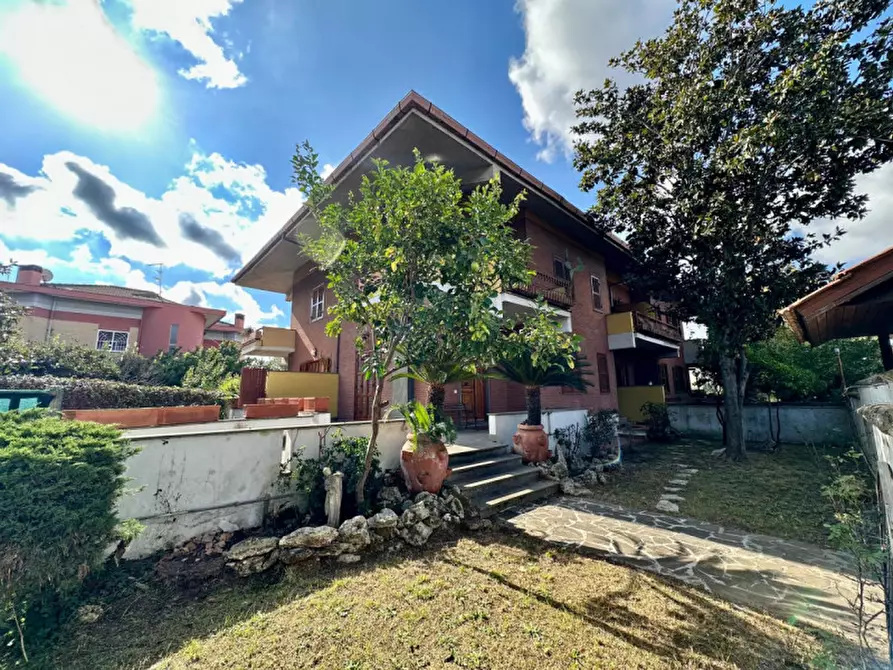 Immagine 1 di Villa in vendita  in via sofocle 105 a Roma
