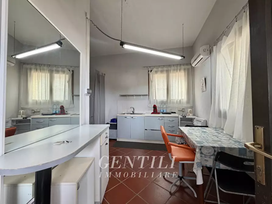 Immagine 8 di Attività commerciale in affitto  a Arzachena