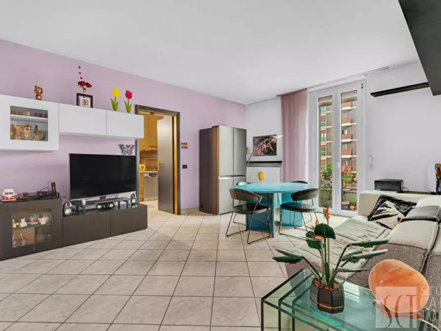 Immagine 1 di Appartamento in vendita  in Alzaia Naviglio Pavese, 60 a Milano