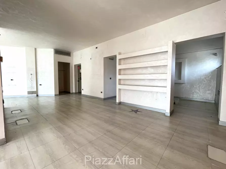 Immagine 12 di Negozio in vendita  in Via IV Novembre a Piove Di Sacco