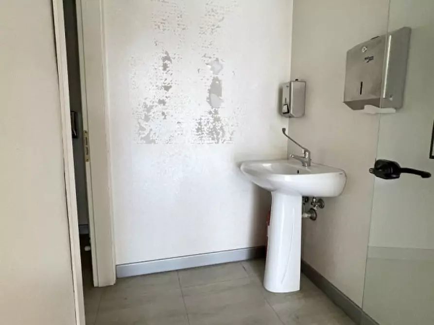 Immagine 15 di Negozio in vendita  in Via IV Novembre a Piove Di Sacco