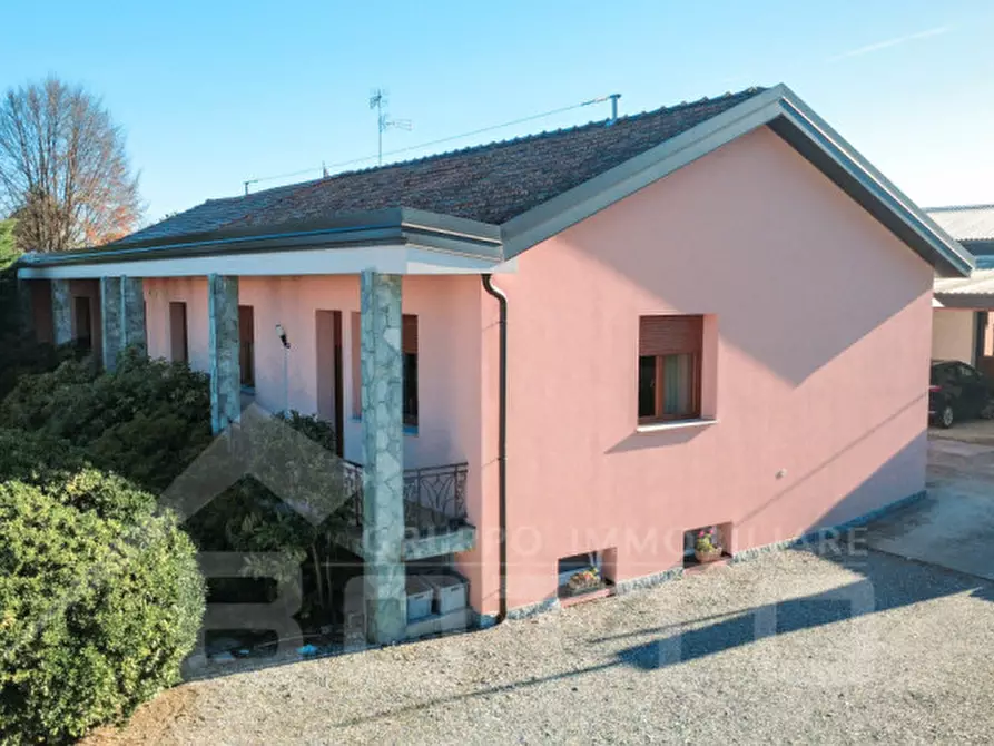 Immagine 1 di Villa in vendita  in Via Stazione 69 a Varallo Pombia