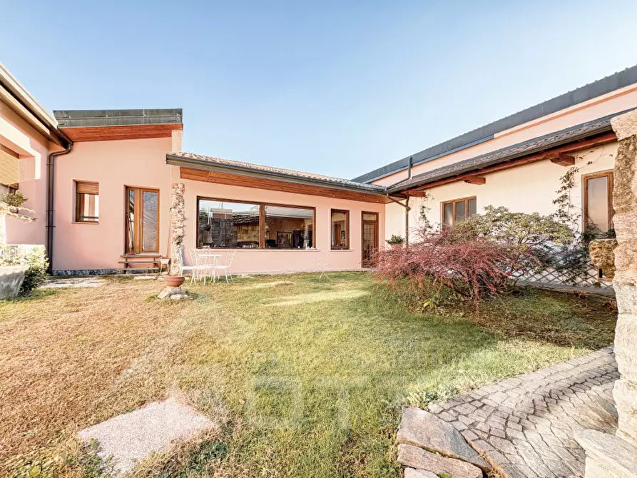 Immagine 32 di Villa in vendita  in Via Stazione 69 a Varallo Pombia