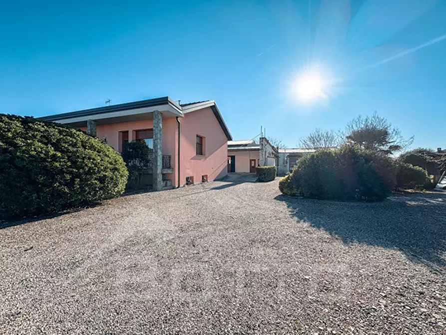 Immagine 35 di Villa in vendita  in Via Stazione 69 a Varallo Pombia