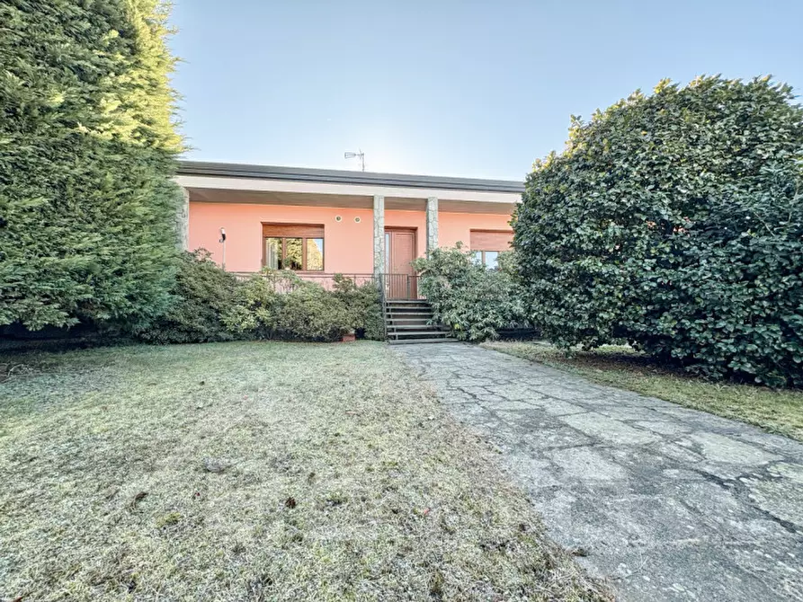 Immagine 43 di Villa in vendita  in Via Stazione 69 a Varallo Pombia
