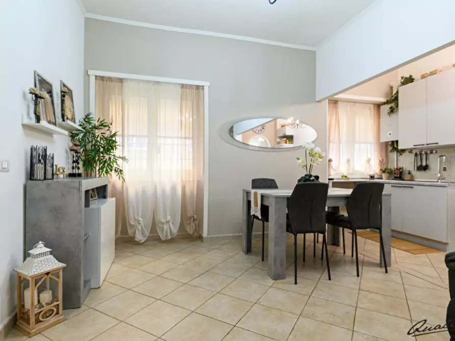 Immagine 2 di Appartamento in vendita  in Viale Jonio a Roma