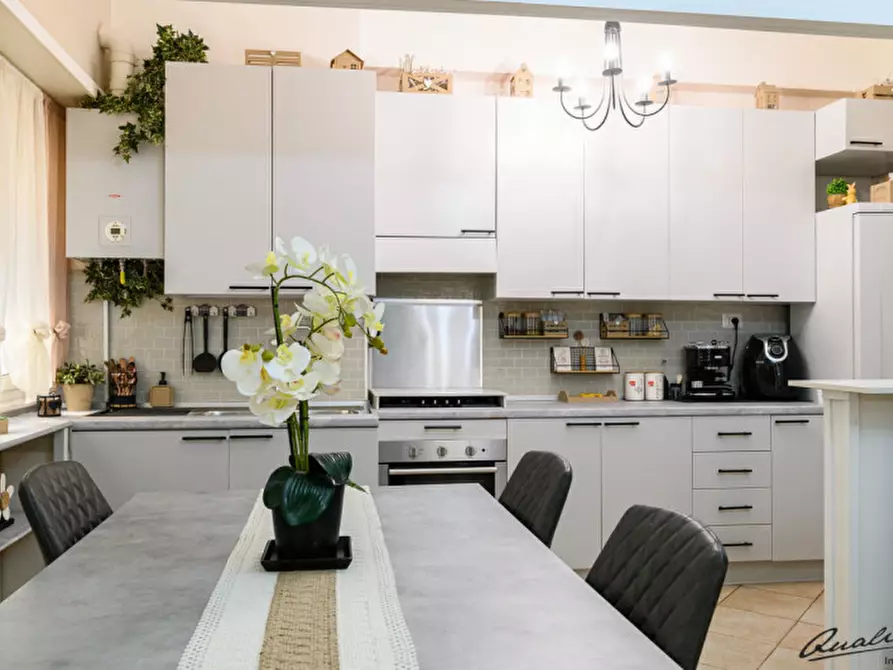 Immagine 3 di Appartamento in vendita  in Viale Jonio a Roma