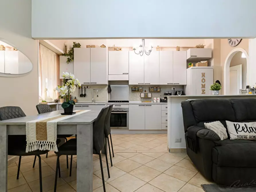 Immagine 4 di Appartamento in vendita  in Viale Jonio a Roma