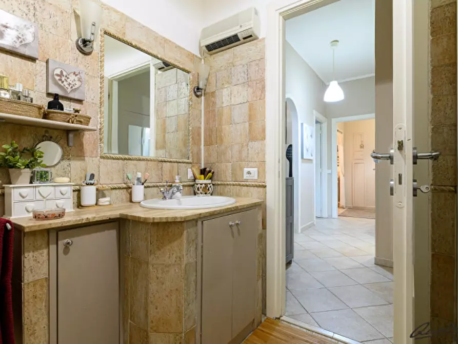 Immagine 24 di Appartamento in vendita  in Viale Jonio a Roma