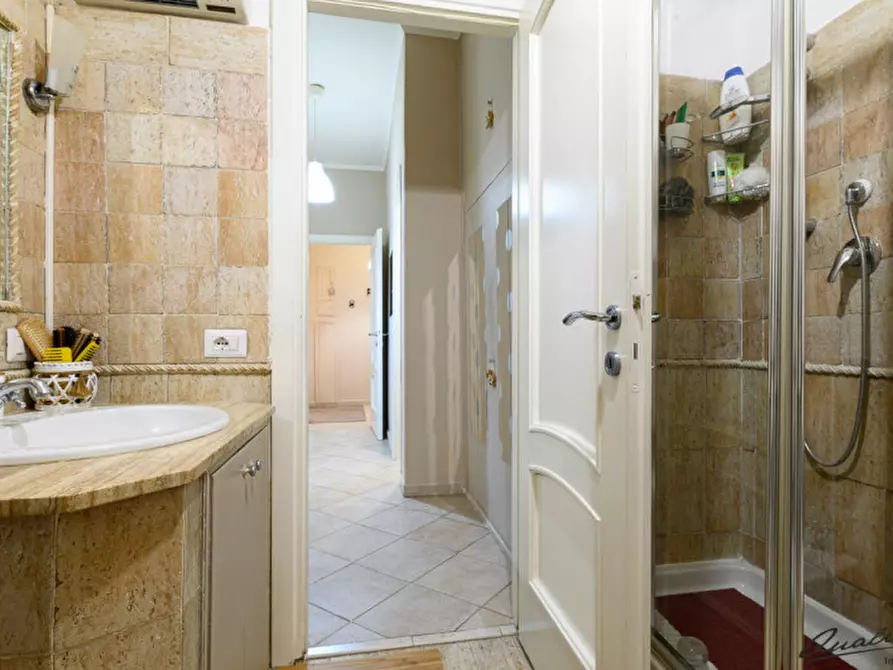 Immagine 25 di Appartamento in vendita  in Viale Jonio a Roma