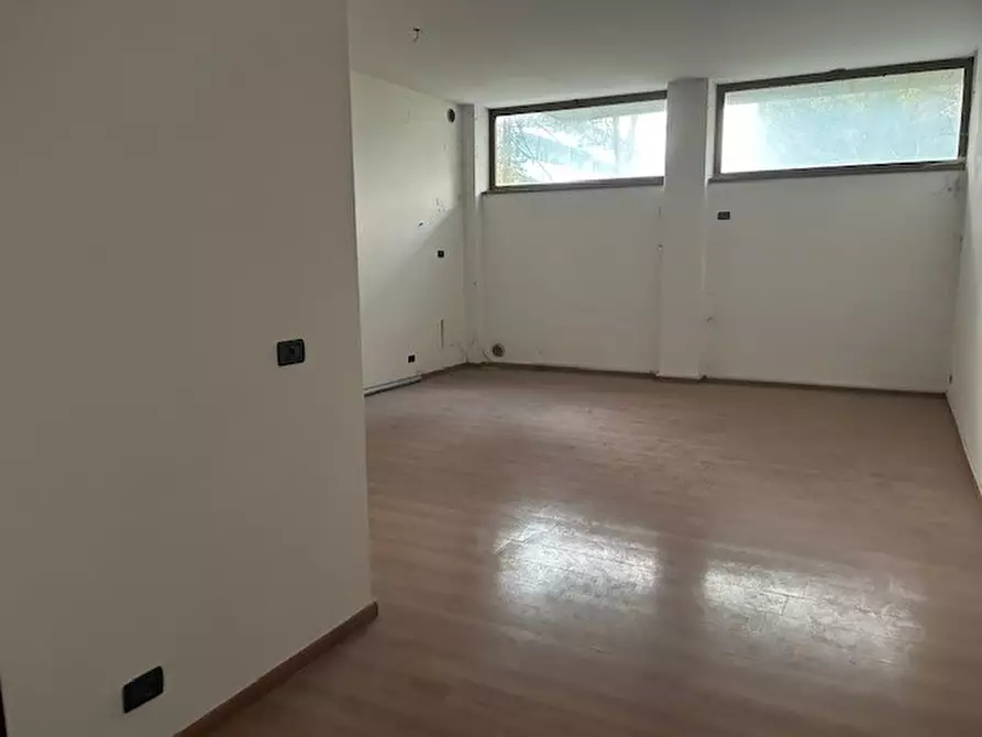 Immagine 1 di Negozio in vendita  in via santa monica a Albignasego