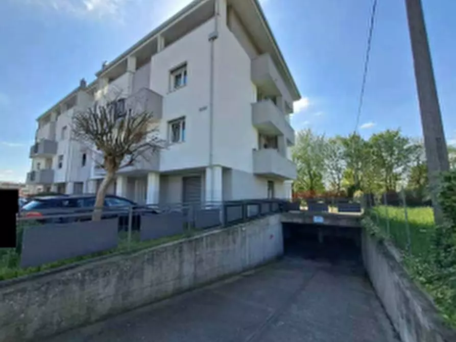 Immagine 2 di Garage in vendita  in Via Roma, 12 a Resana