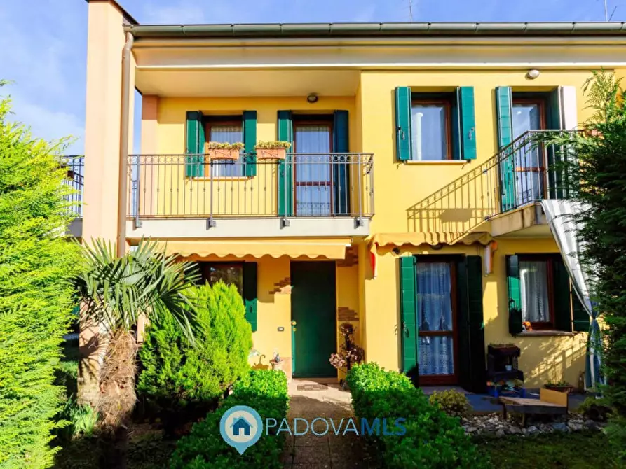 Immagine 1 di Casa trifamiliare in vendita  in Via Pietra a Agna