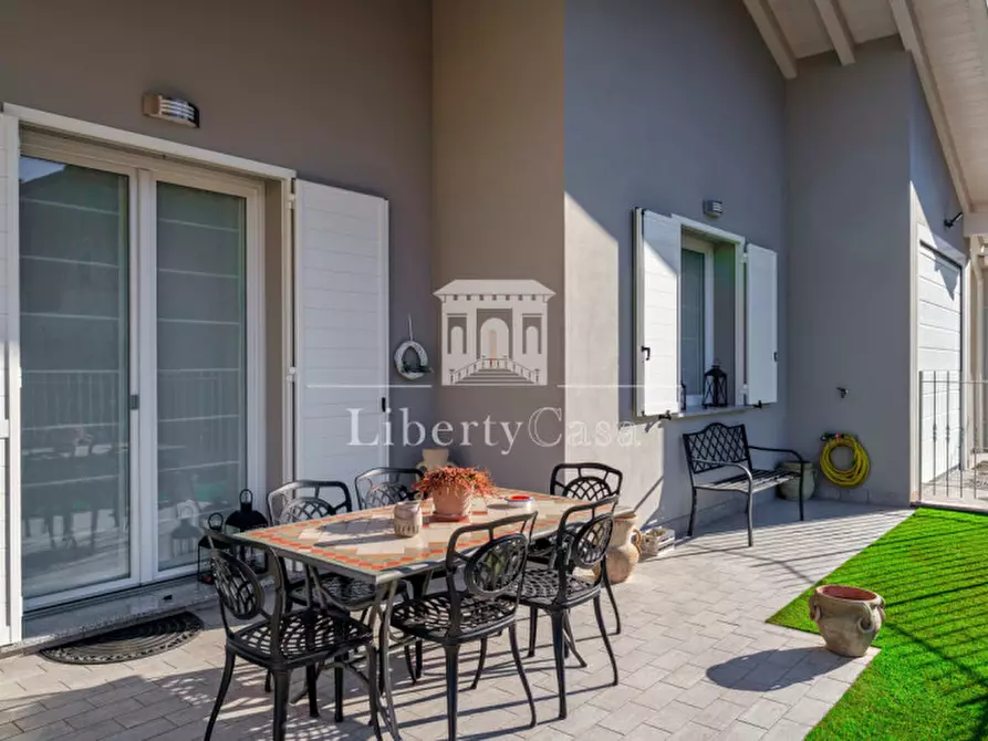 Immagine 1 di Villa in vendita  in Via Provinciale a Roè Volciano