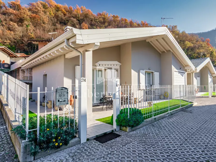 Immagine 2 di Villa in vendita  in Via Provinciale a Roè Volciano