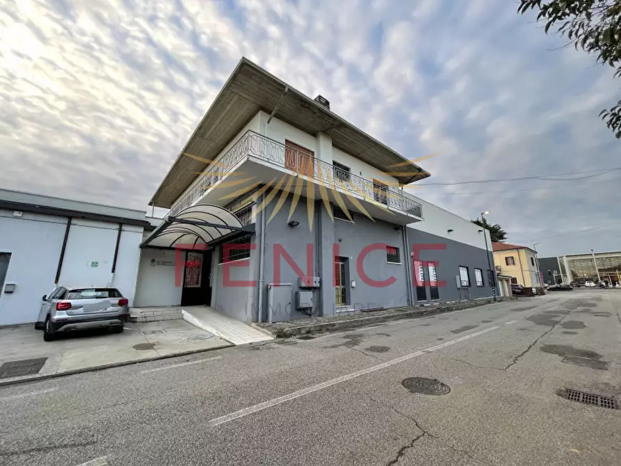Immagine 2 di Magazzino in vendita  in Via Cal Piccole a Montebelluna