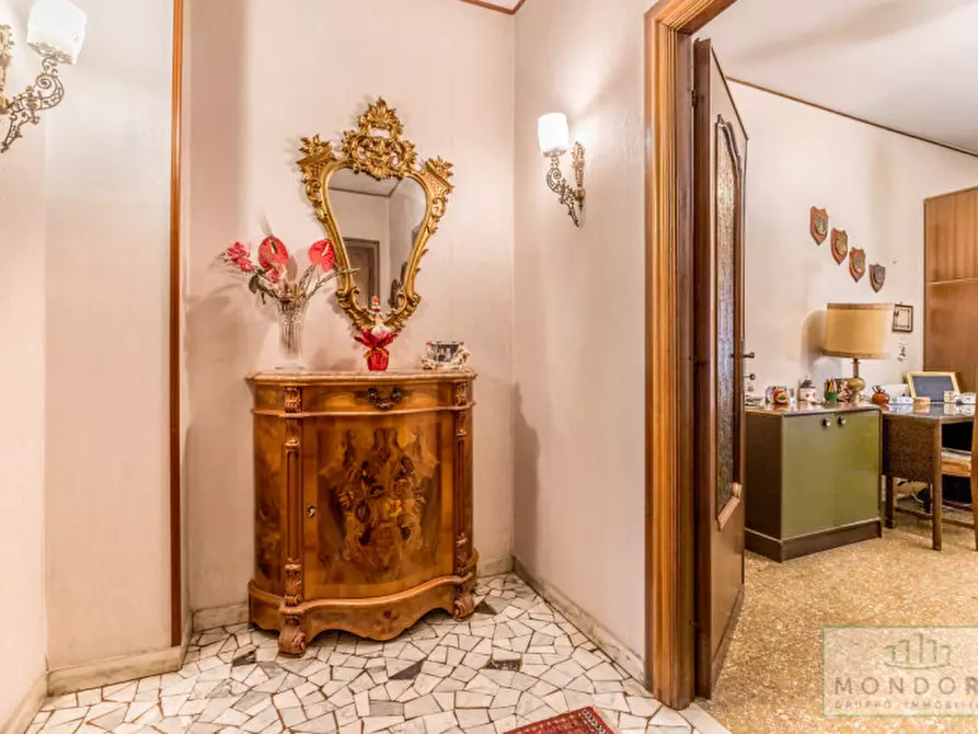 Immagine 4 di Appartamento in vendita  in Via delle Vestali a Roma