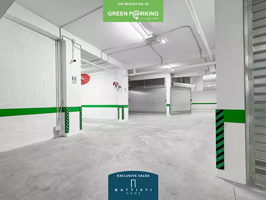 Immagine 1 di Garage in vendita  in Viale Guglielmo Marconi a Roma
