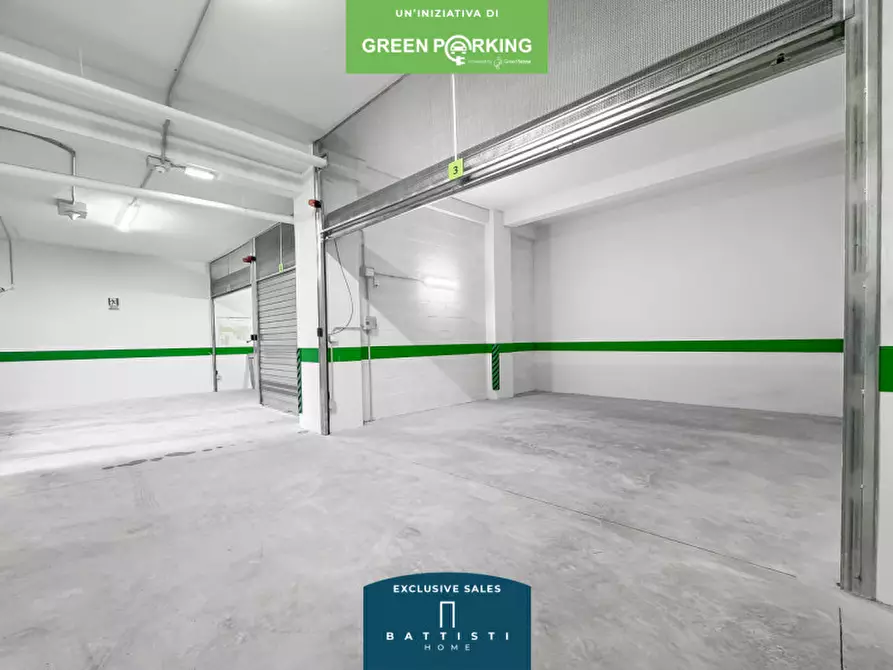 Immagine 1 di Garage in vendita  in Viale Guglielmo Marconi a Roma