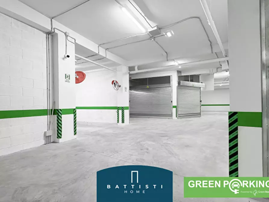 Immagine 1 di Garage in vendita  in Viale Guglielmo Marconi a Roma