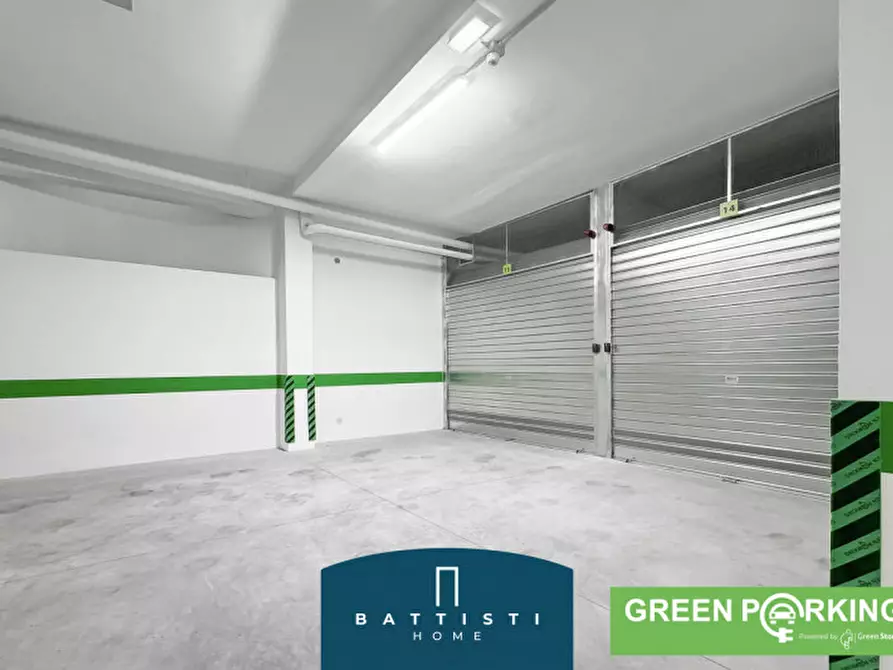 Immagine 4 di Garage in vendita  in Viale Guglielmo Marconi a Roma