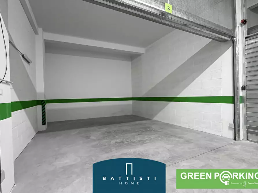 Immagine 3 di Garage in vendita  in Viale Guglielmo Marconi a Roma