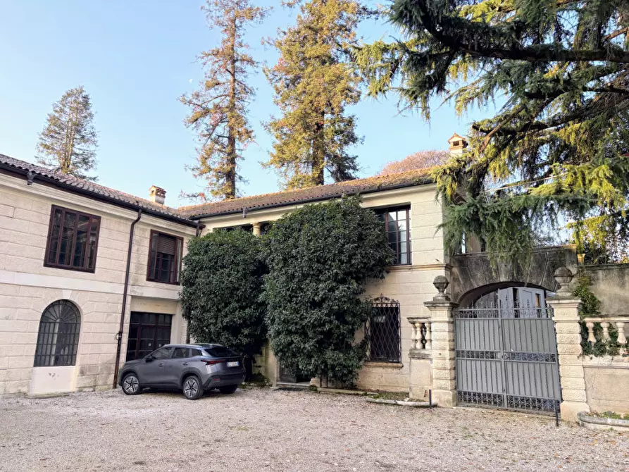 Immagine 1 di Villa in vendita  in corso garibadi 72 a Thiene